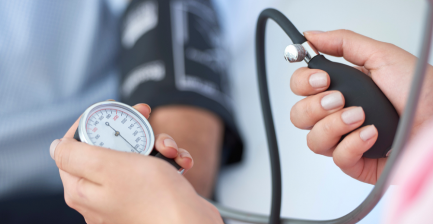 겨울철 고혈압 관리법과 혈압을 낮추는 데 도움이 되는 식품과 비타민